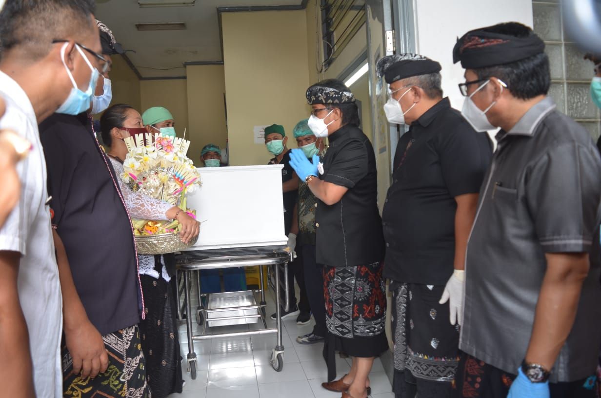 podiumnews.com-Bupati Giri Prasta Antar Kepulangan Jenazah Alm. IB Sunartha